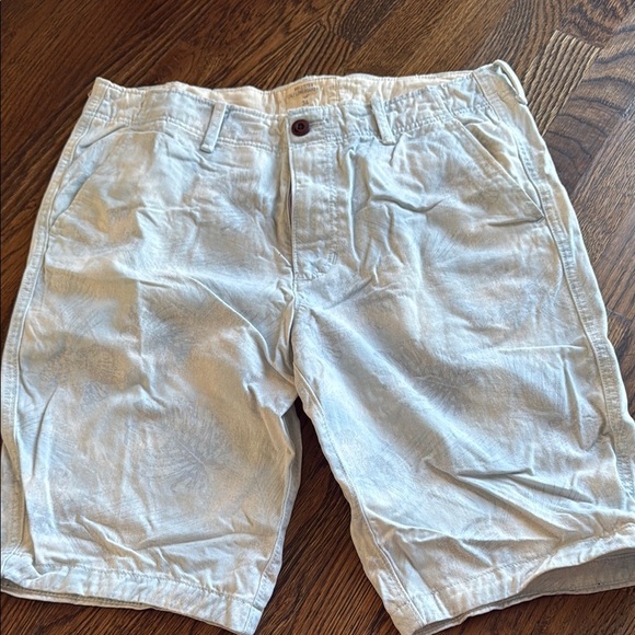 Men's Casual Shorts with leaf design - Picture 1 of 4